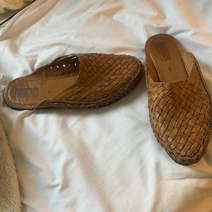 Mohinders woven slide in natural leather women’s size 9 Only worn a couple times